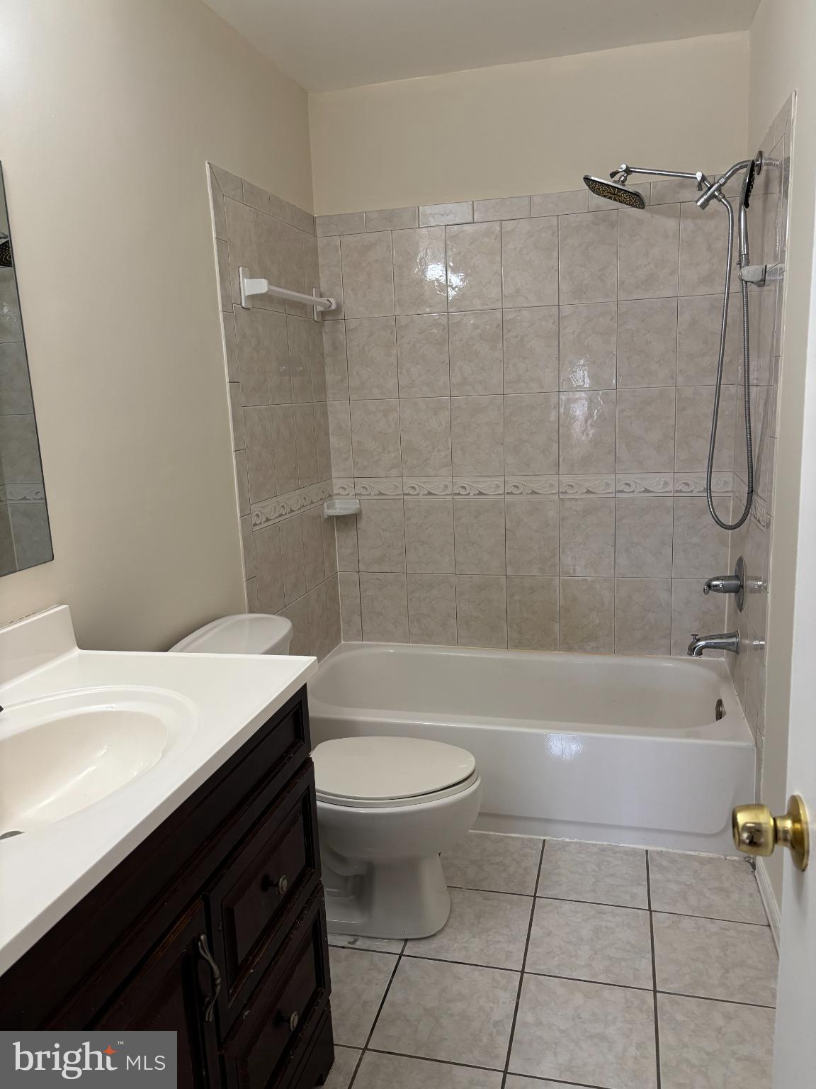 2718 Hunters Gate Terrace Silver Spring, MD 20904 - Photo 13 of 28 Hall bathroom w/ tile shower/bath