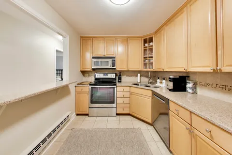 $245,500 | 2000 St Regis Drive, Unit 7N, Lombard, IL 60148