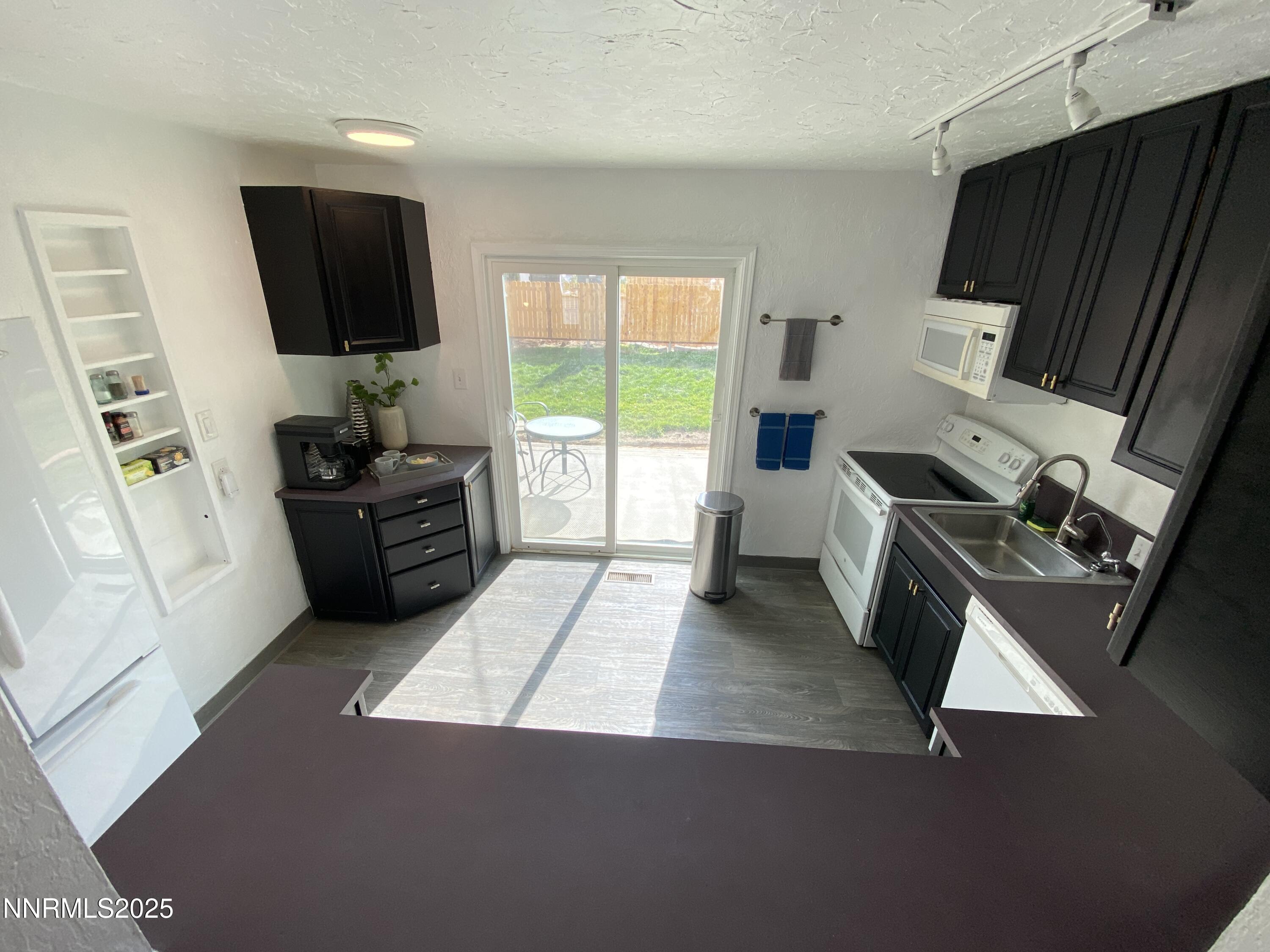 99 Bartlett Street Reno, NV 89512 - Photo 5 of 40 7