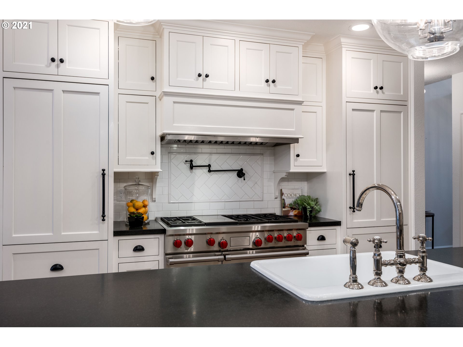 1703 Victorian Way Eugene, OR 97401 - Photo 8 of 32 a kitchen with appliances and cabinets