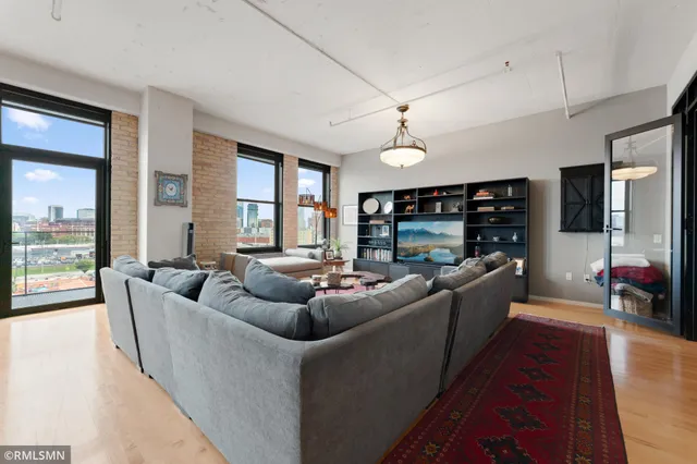 $375,000 | 290 Market Street, Unit 811, Minneapolis, MN 55405