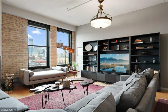 $375,000 | 290 Market Street, Unit 811, Minneapolis, MN 55405