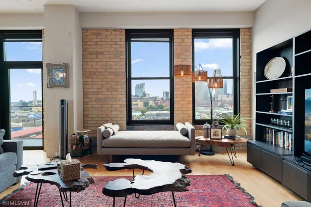 $375,000 | 290 Market Street, Unit 811, Minneapolis, MN 55405