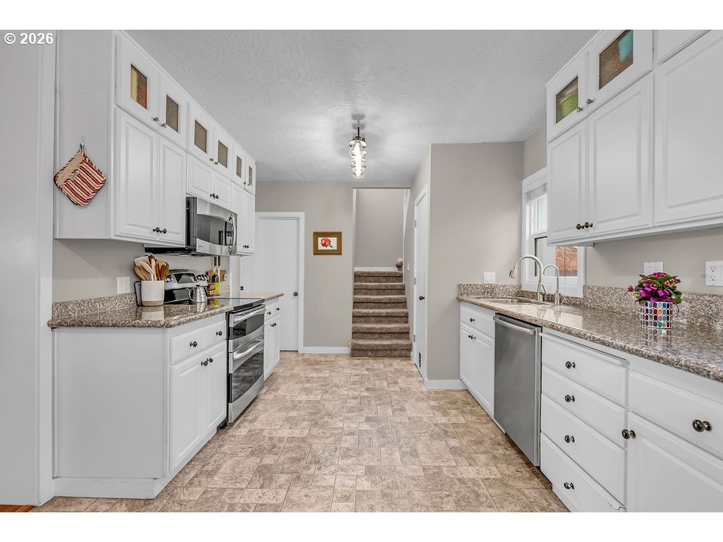 8465 Southwest Blake Street Tualatin, OR 97062 - Photo 17 of 42