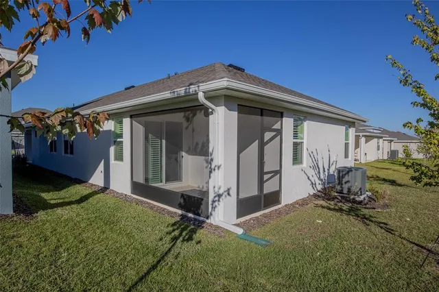 a view of a house with backyard
