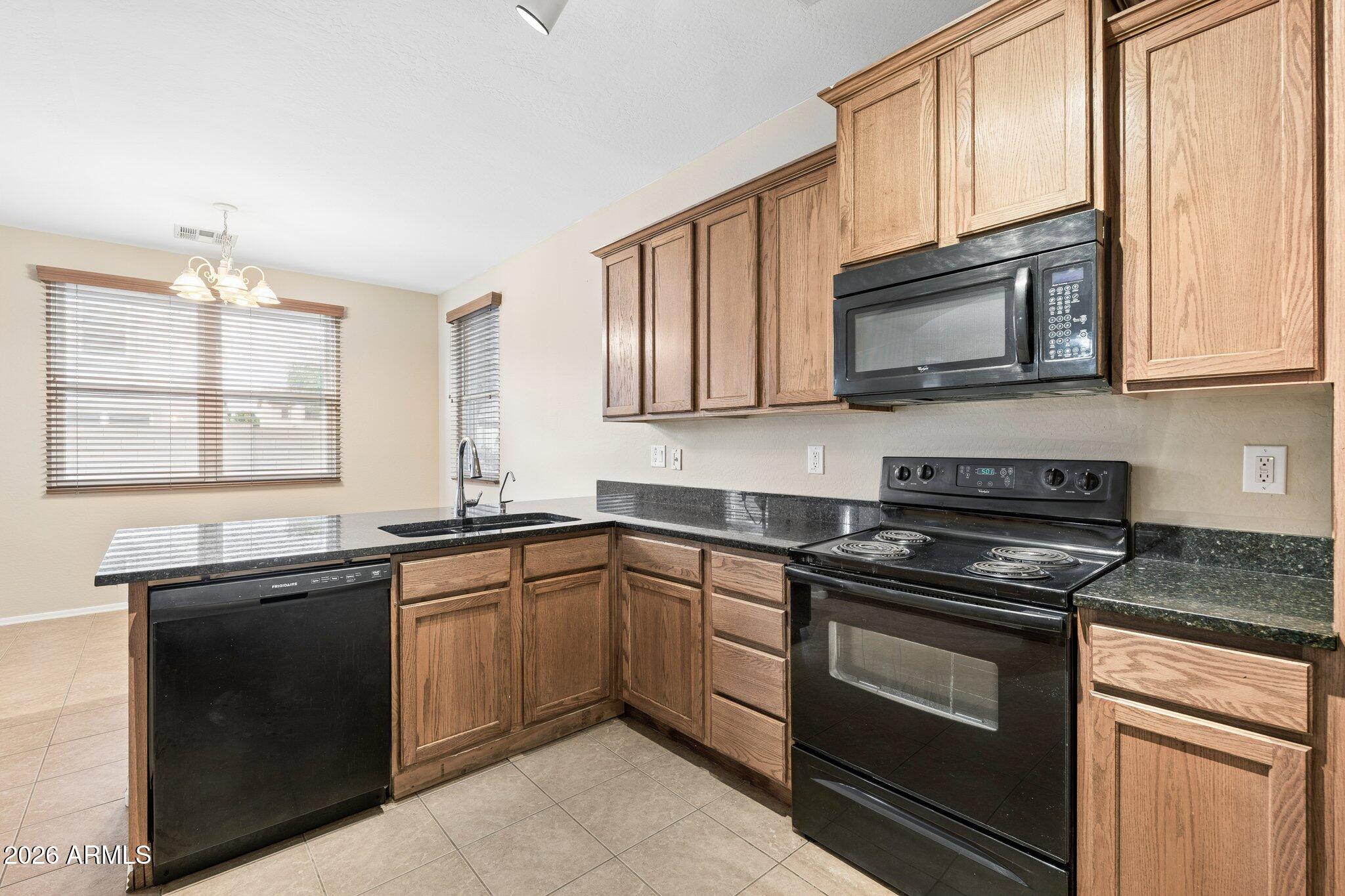 2226 East Fraktur Road Phoenix, AZ 85040 - Photo 7 of 68 Kitchen with breakfast bar