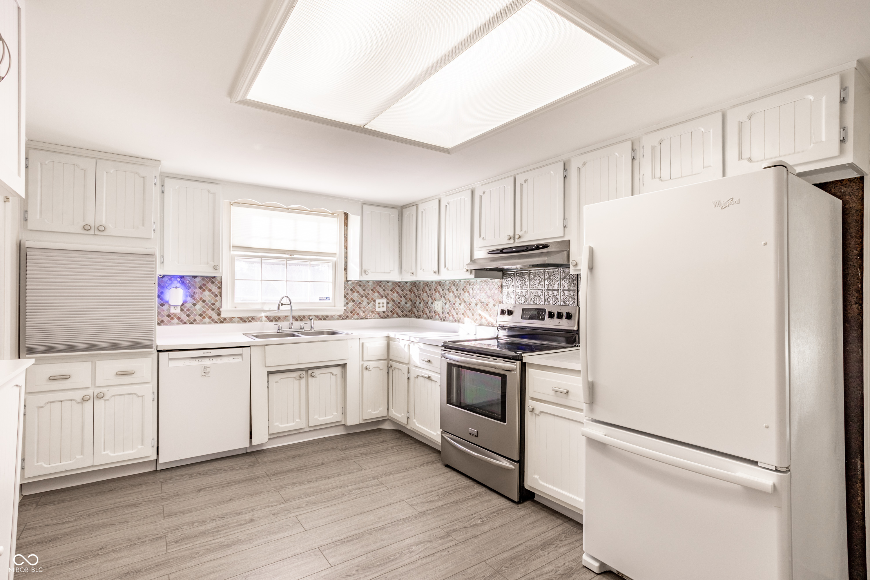 647 Spring Mill Lane Indianapolis, IN 46260 - Photo 4 of 10