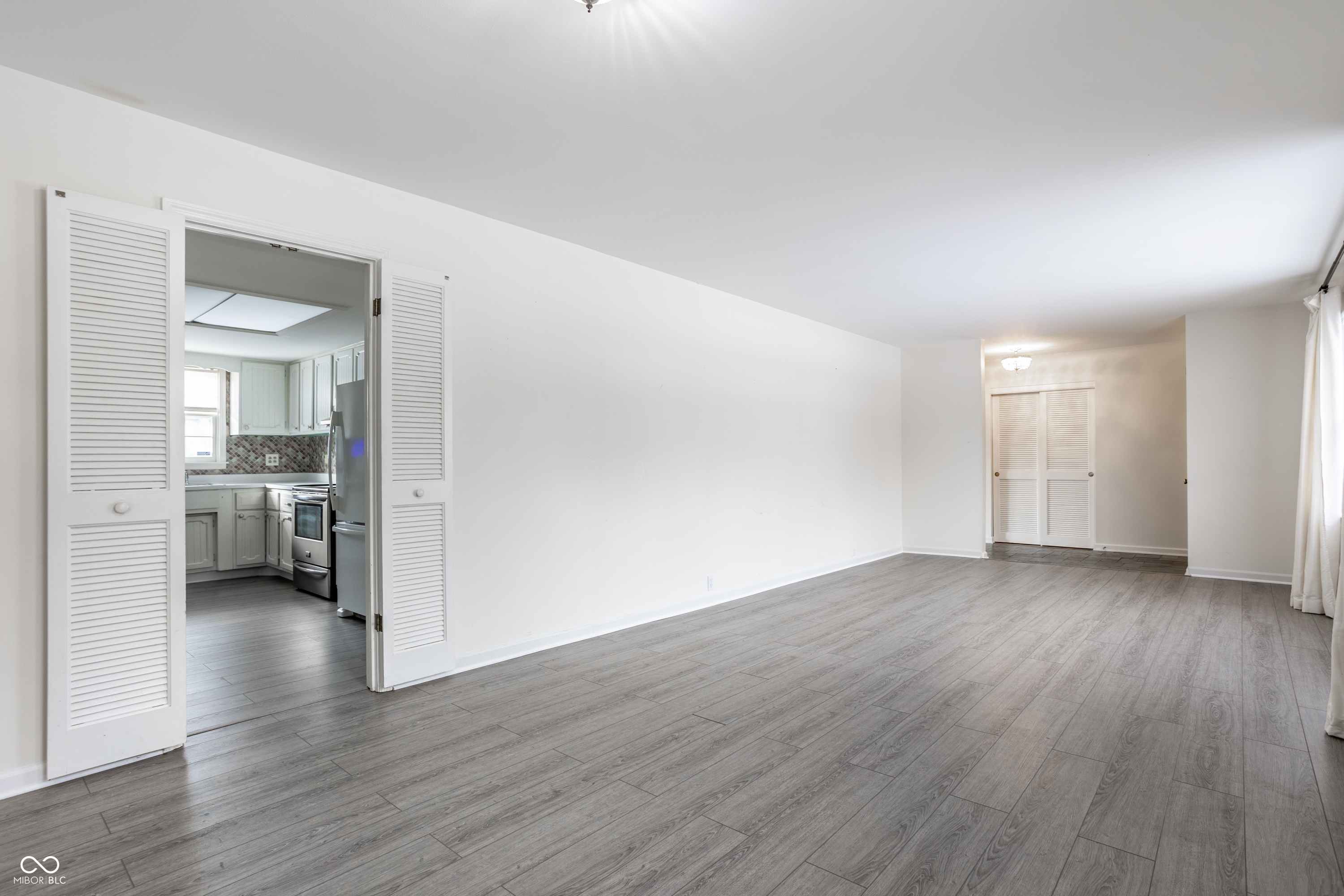 647 Spring Mill Lane Indianapolis, IN 46260 - Photo 6 of 10