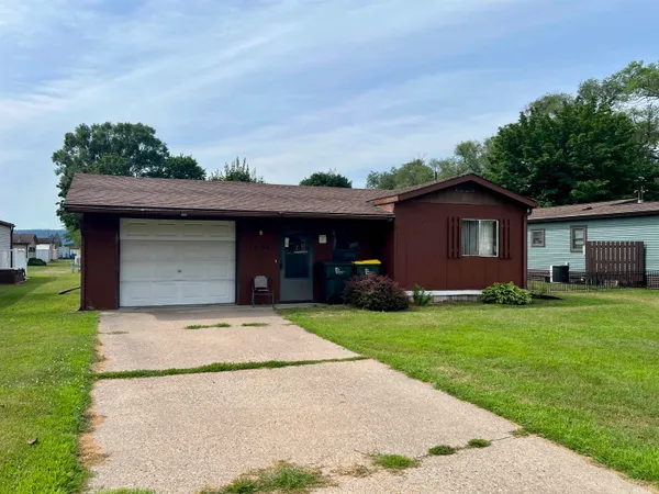 $1 | 1004 East Campion Boulevard, Prairie du Chien, WI 53821