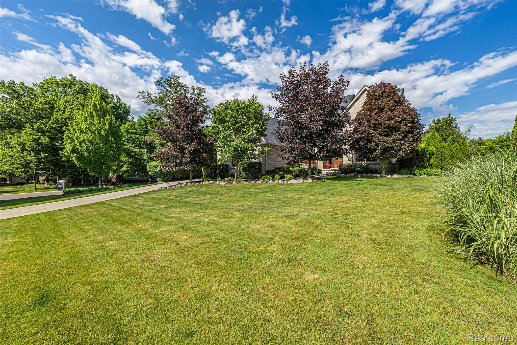 1781 Apple Ridge Court Rochester, MI 48306 - Photo 75 of 79 75 - Huge Front Yard.jpg