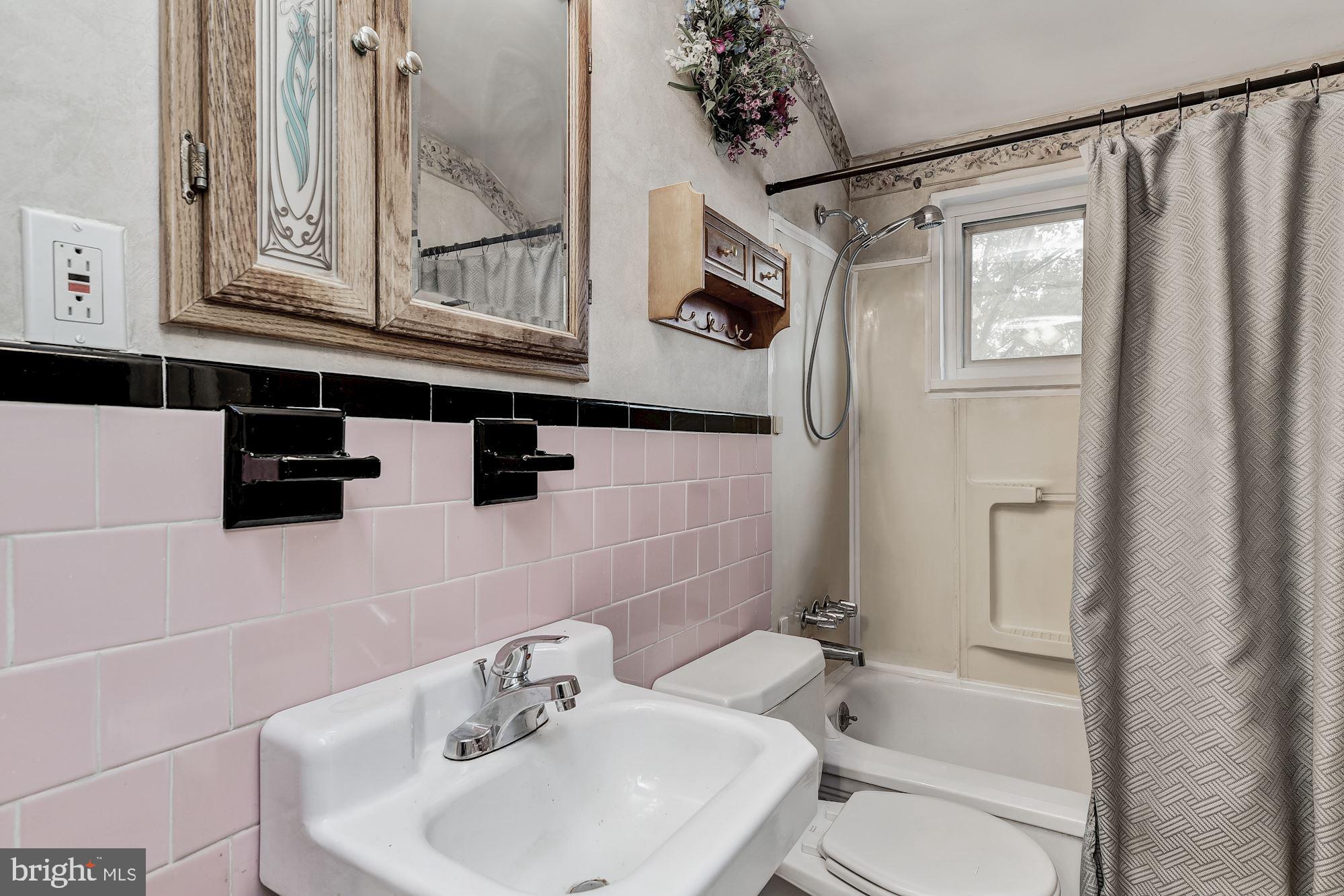 8261 Kavanagh Road Baltimore, MD 21222 - Photo 17 of 28 Full Bath