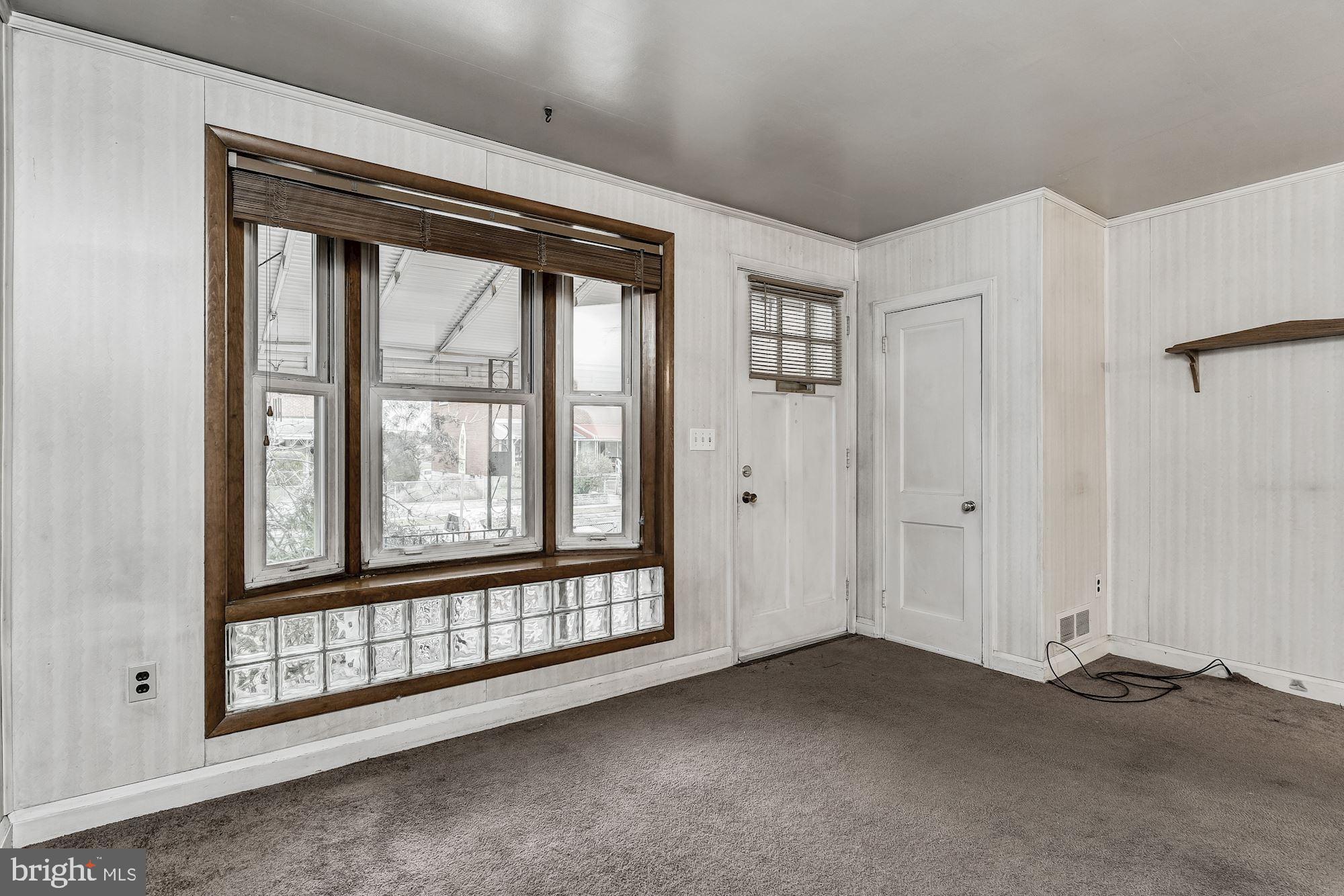 8261 Kavanagh Road Baltimore, MD 21222 - Photo 3 of 28 Living Room