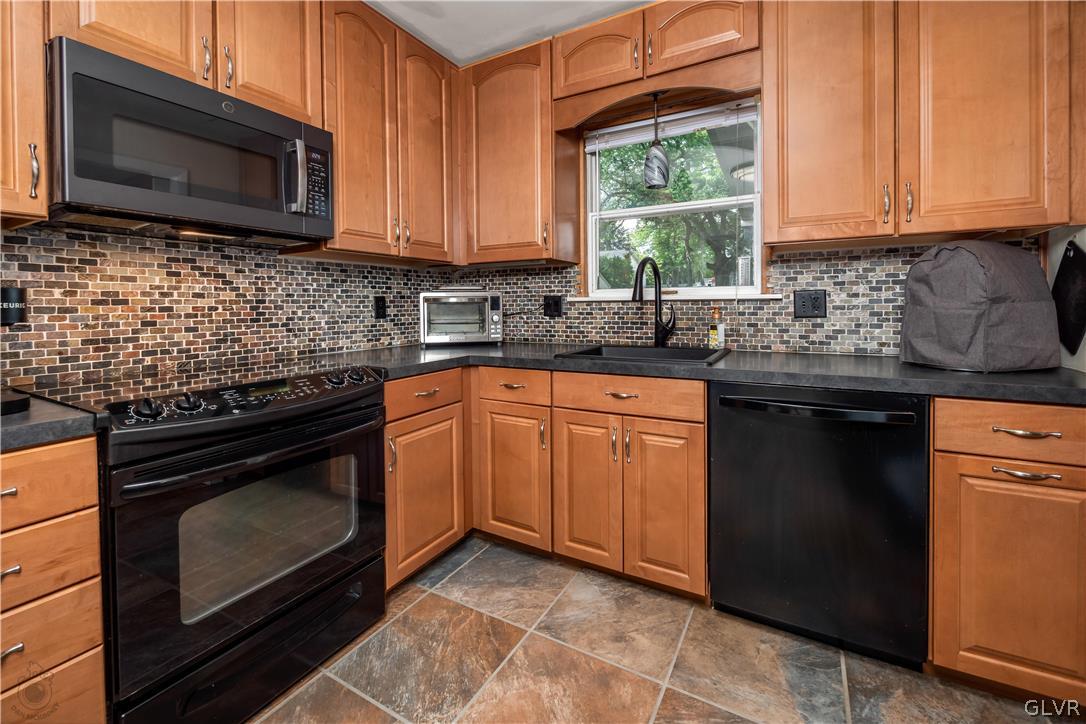 2439 Congress Street Allentown, PA 18104 - Photo 11 of 32 Tile floor