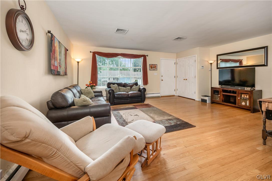 2439 Congress Street Allentown, PA 18104 - Photo 7 of 32 Cozy living area