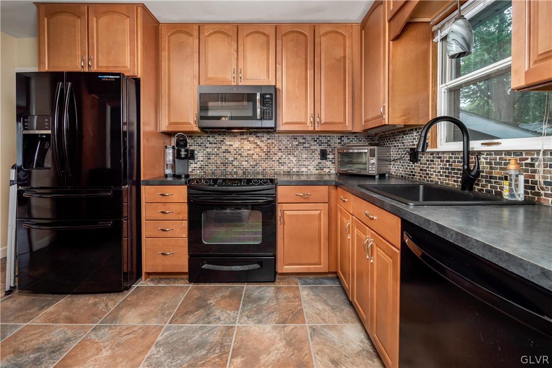 2439 Congress Street Allentown, PA 18104 - Photo 10 of 32 Wood cabinets