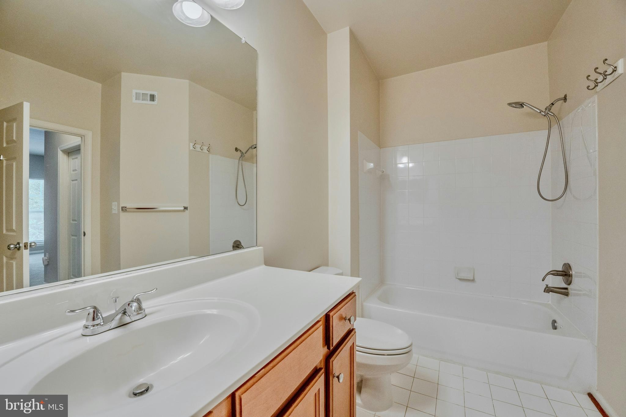 1520 North Point Drive, Unit 30202 Reston, VA 20194 - Photo 20 of 29 Private Bath