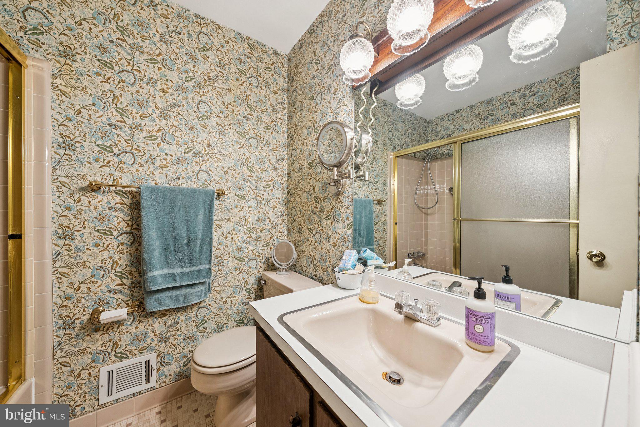 889 Diamond Drive Gaithersburg, MD 20878 - Photo 14 of 21 Upper Level Shared Full Bath!
