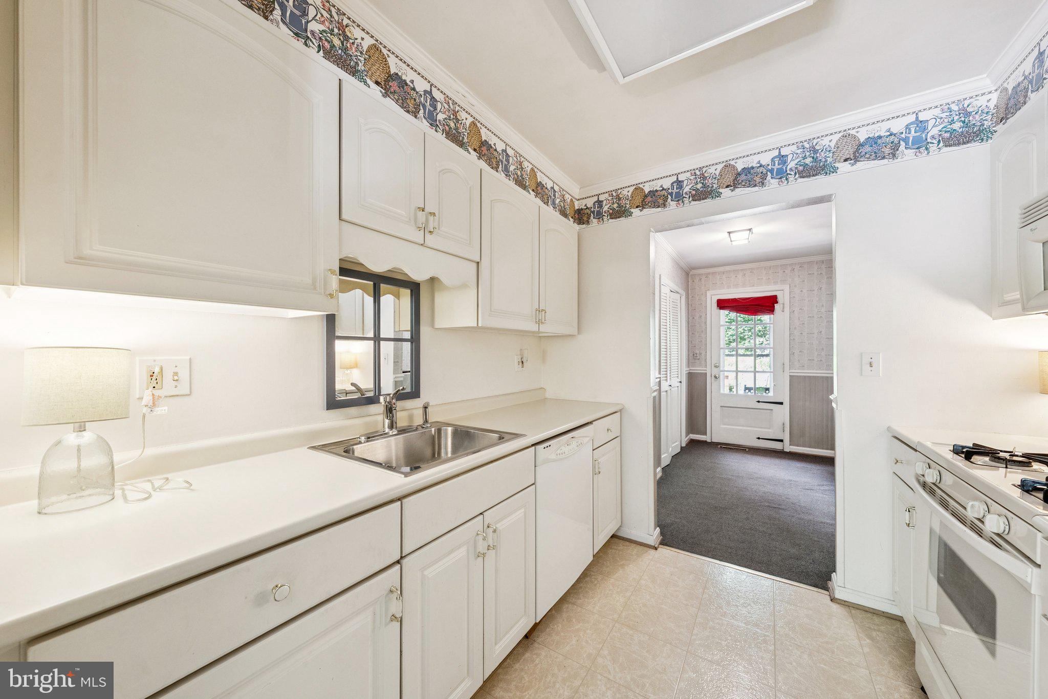 889 Diamond Drive Gaithersburg, MD 20878 - Photo 20 of 21 Kitchen 2.