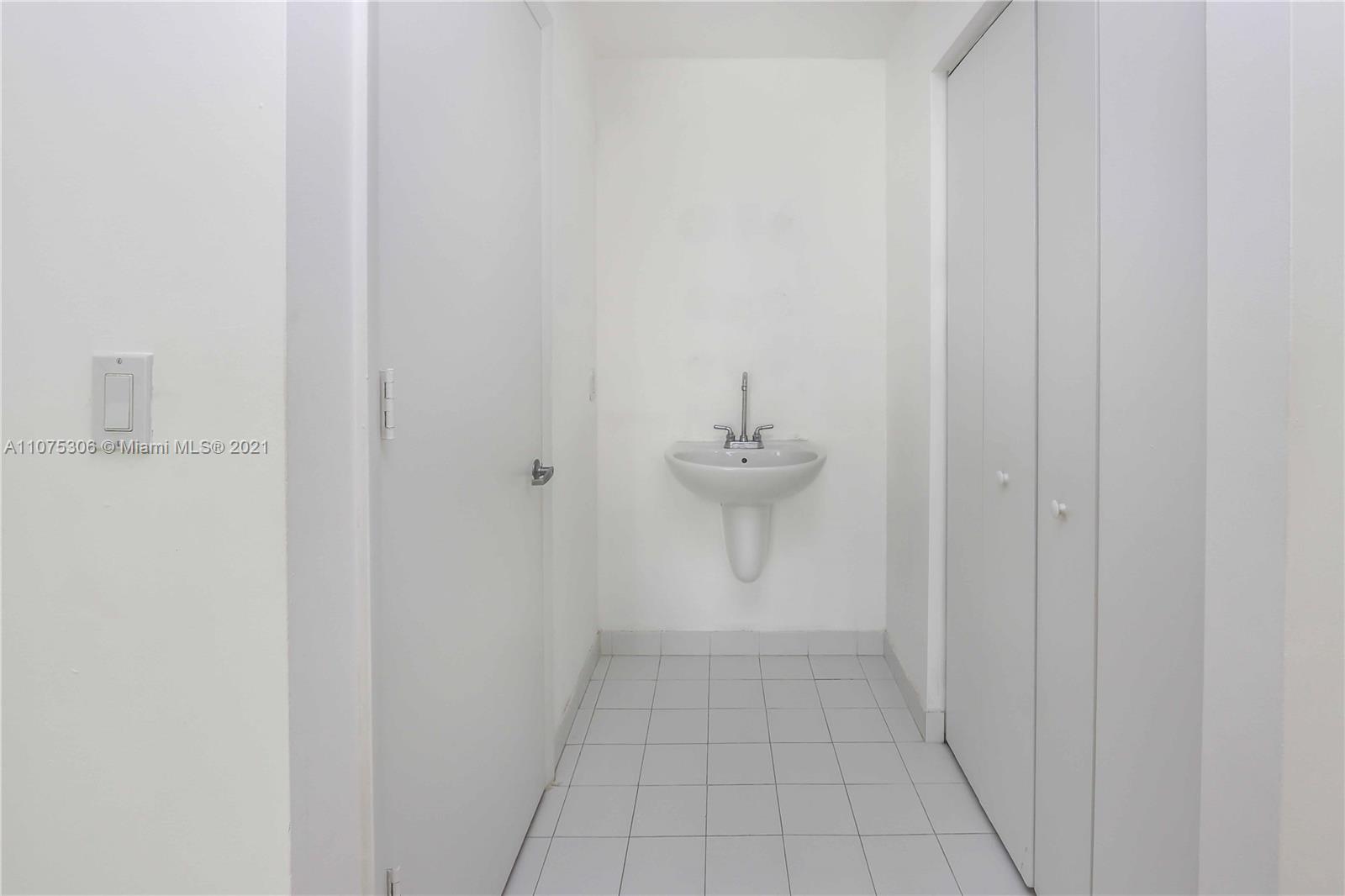 690 Southwest 1st Court, Unit 1715 Miami, FL 33130 - Photo 24 of 42 a view of an empty room