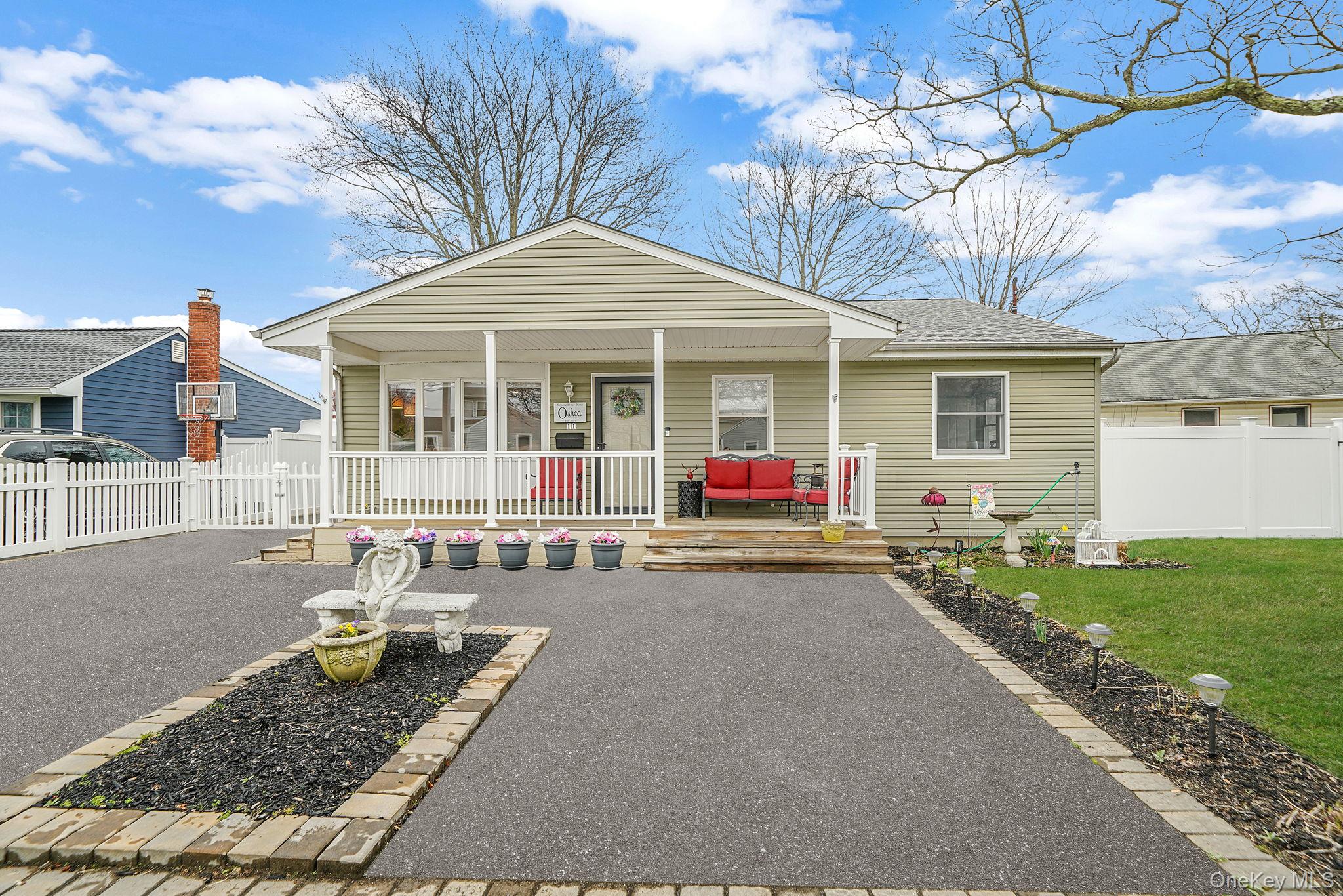 a view of a house with backyard