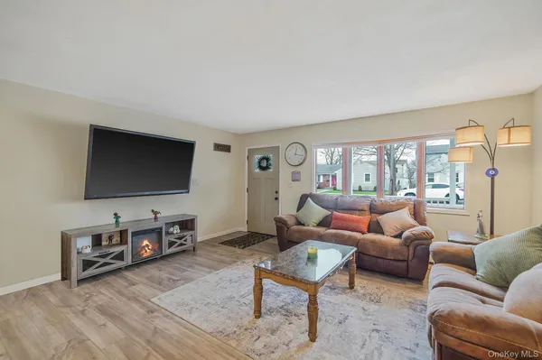$649,000 | 11 Nehring Avenue, Babylon, NY 11702