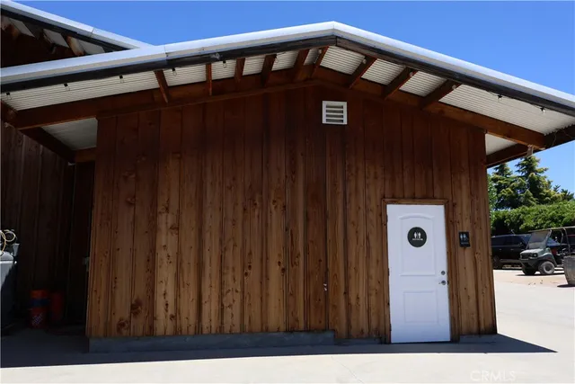 a view of a indoor backyard