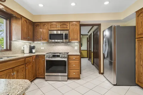 $699,000 | 135 Hillcrest Court, Barrington, IL 60010