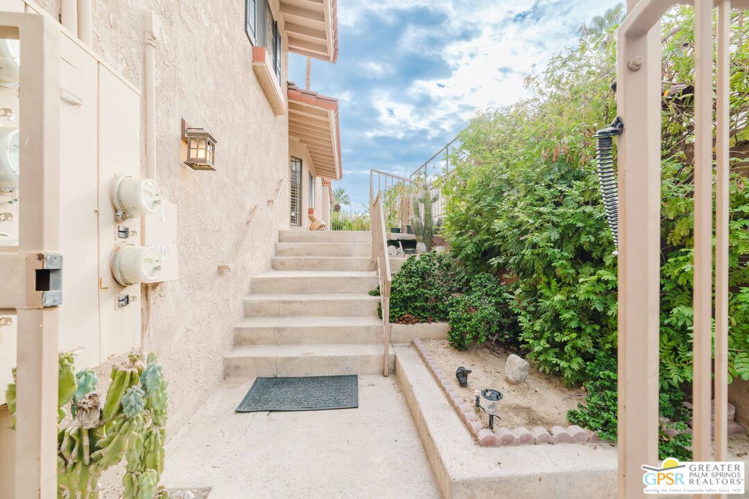 46400 Ryway Place, Unit 10 Palm Desert, CA 92260 - Photo 43 of 48 a front view of a house with a yard