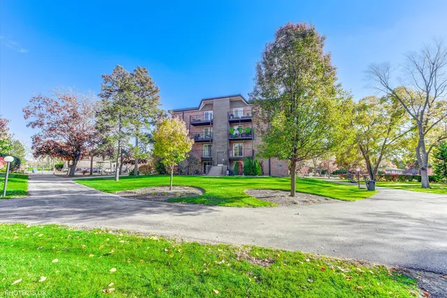 $275,000 | 1126 South New Wilke Road, Unit 307, Arlington Heights, IL 60005