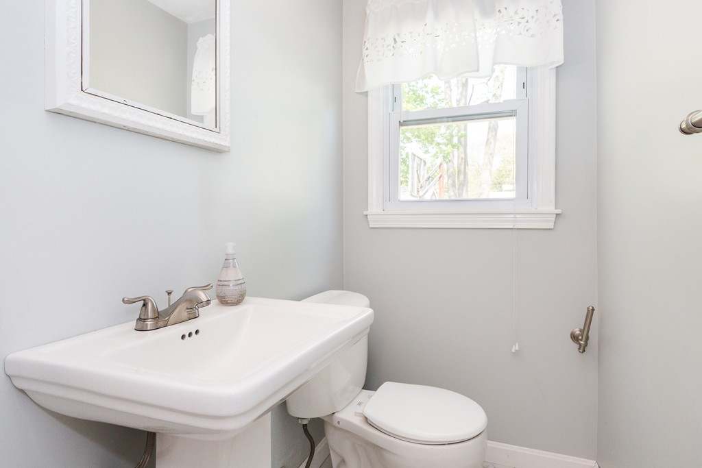 41 Parkview Road Reading, MA 01867 - Photo 13 of 20 Gallery Image 13