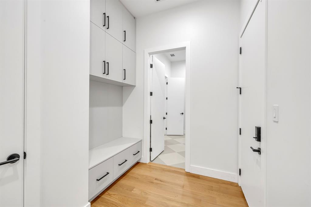 6231 McCommas Boulevard Dallas, TX 75214 - Photo 34 of 40 a spacious bathroom with a tub and shower