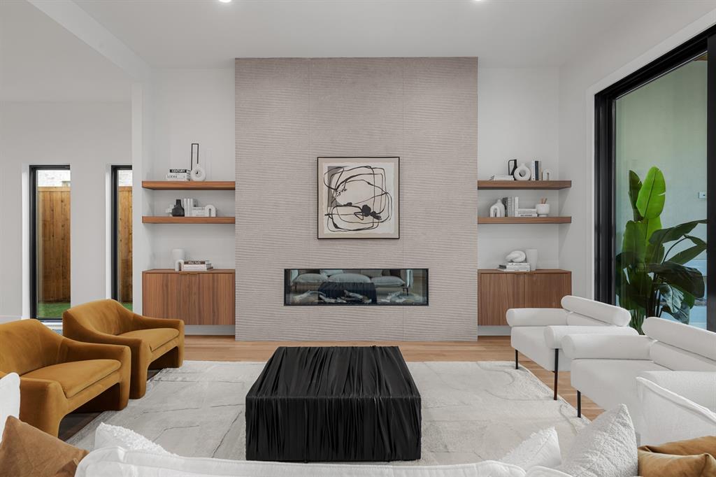 6231 McCommas Boulevard Dallas, TX 75214 - Photo 8 of 40 a living room with furniture and a potted plant