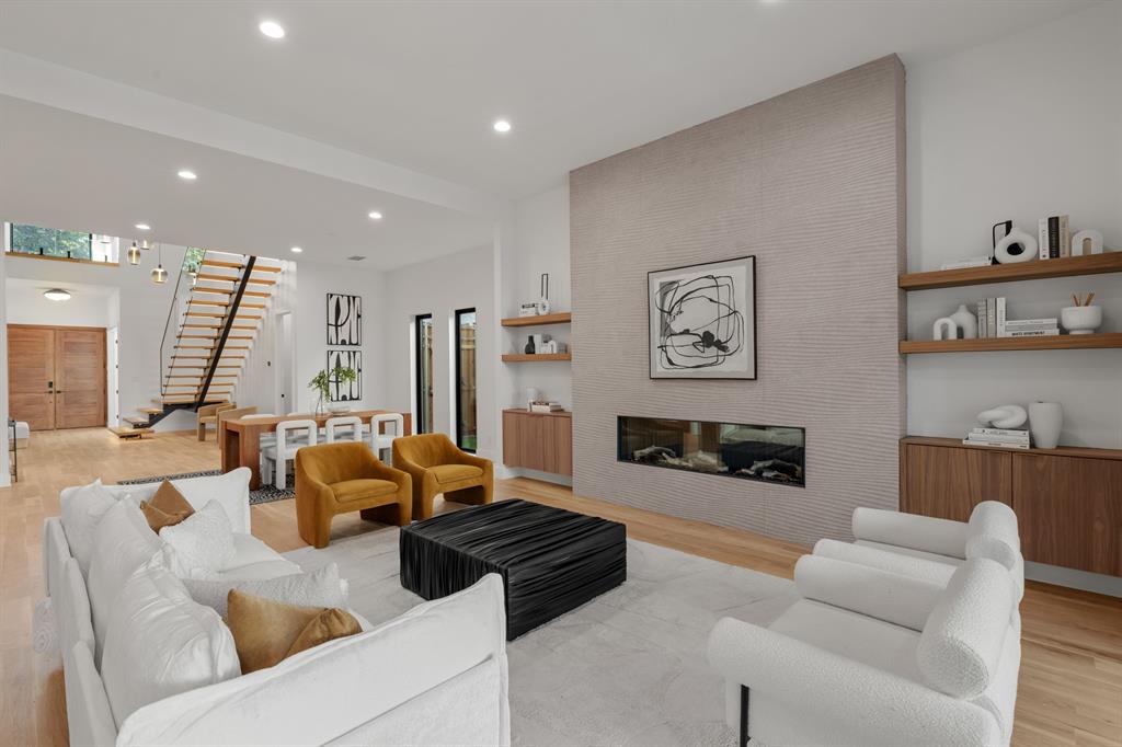 6231 McCommas Boulevard Dallas, TX 75214 - Photo 9 of 40 a living room with furniture and a large window