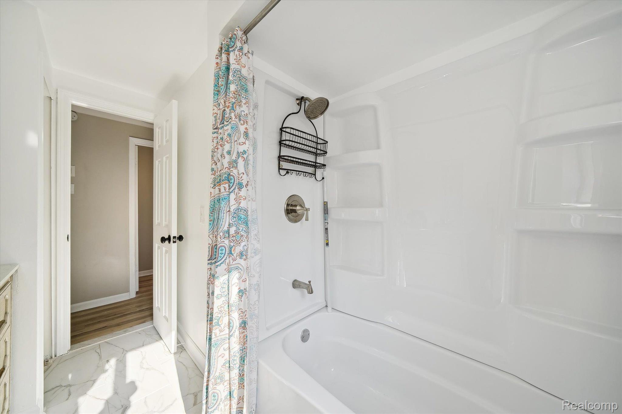 35881 Smithfield Road Farmington, MI 48335 - Photo 26 of 50 2nd Floor Full Bathroom