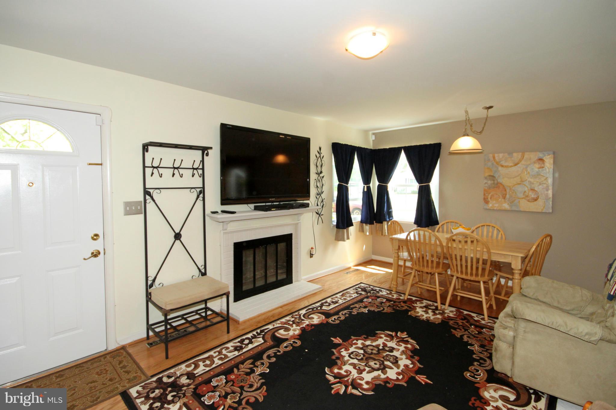 6220 Apache Street Springfield, VA 22150 - Photo 2 of 21 Living Room