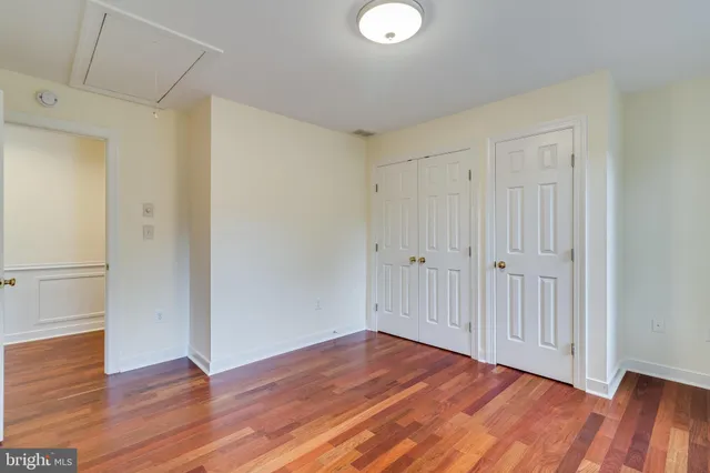 an empty room with a ceiling fan and closet