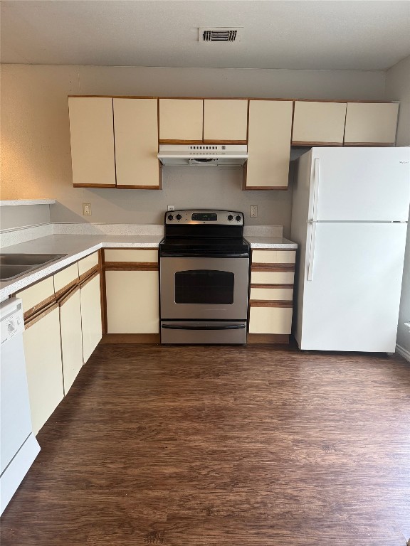 1802 River Crossing Circle, Unit C Austin, TX 78741 - Photo 2 of 19 a kitchen with granite countertop a stove a sink and a refrigerator