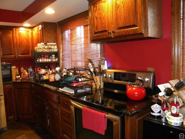 $529,900 | 1020 Wanamaka Road, Emporia, KS 66801