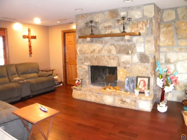 $529,900 | 1020 Wanamaka Road, Emporia, KS 66801