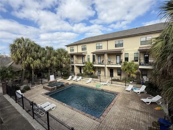 $1,985 | 810 Lafitte Street, Unit 101, Mandeville, LA 70448