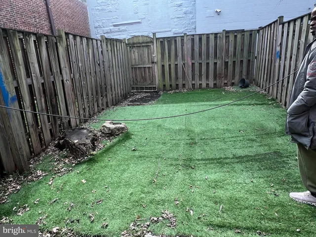 a view of front of a house with a yard
