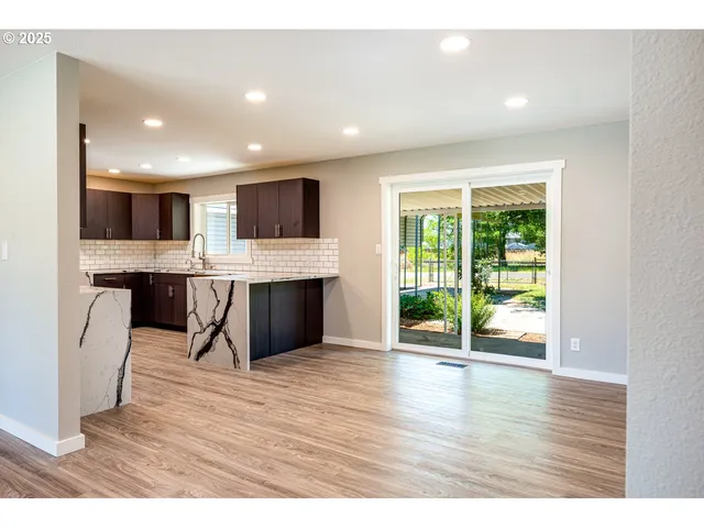 $549,000 | 36162 South Railroad Street, Crabtree, OR 97335