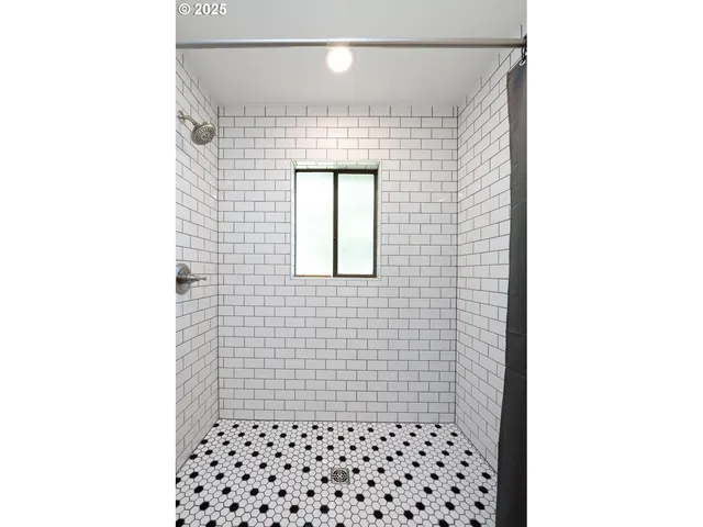 $549,000 | 36162 South Railroad Street, Crabtree, OR 97335