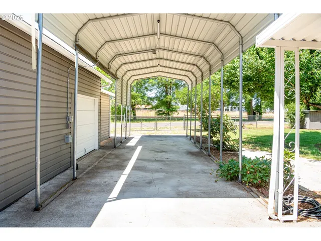 $549,000 | 36162 South Railroad Street, Crabtree, OR 97335