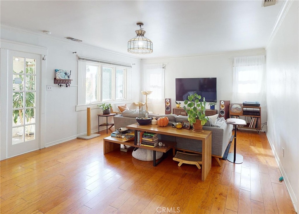 2049 Argyle Avenue Los Angeles, CA 90068 - Photo 3 of 24