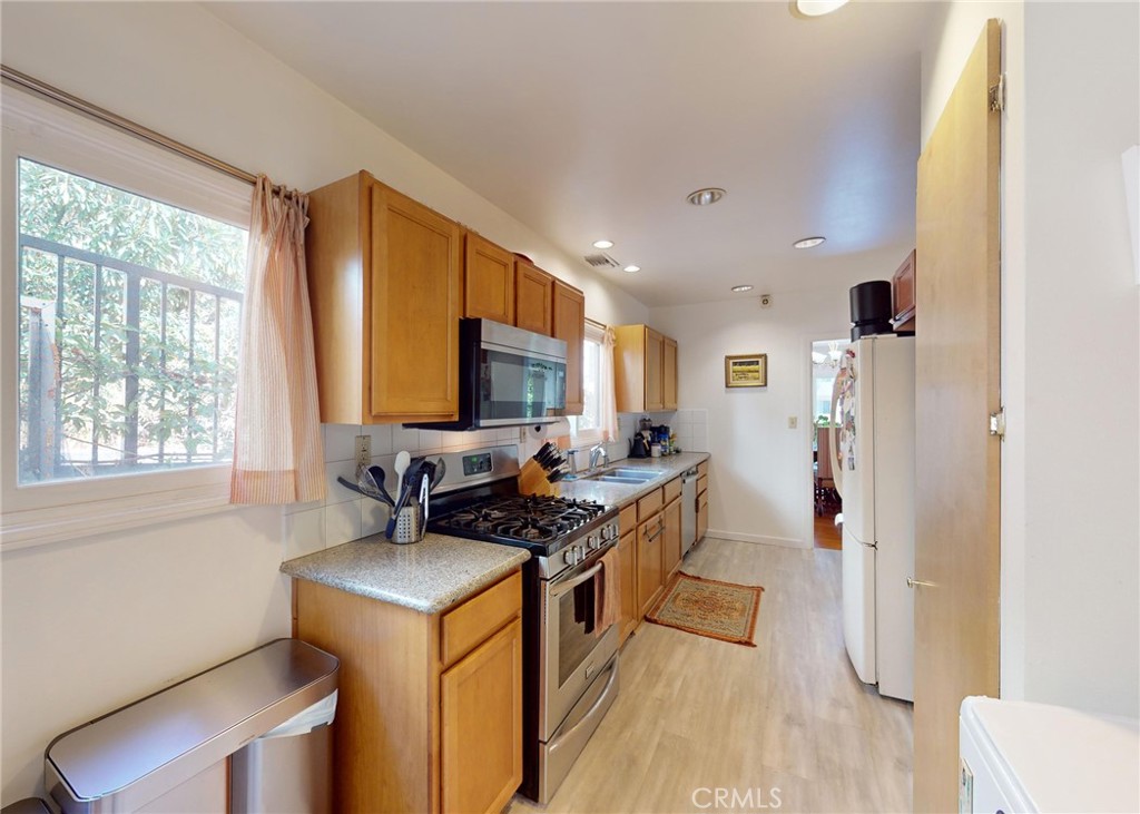 2049 Argyle Avenue Los Angeles, CA 90068 - Photo 7 of 24