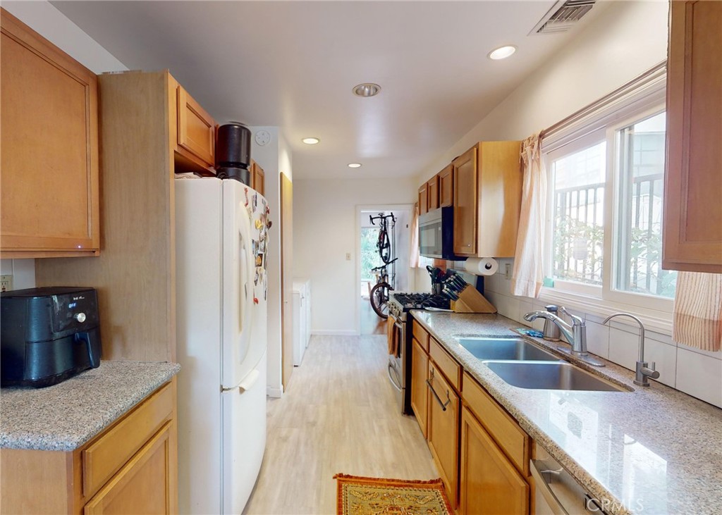 2049 Argyle Avenue Los Angeles, CA 90068 - Photo 8 of 24