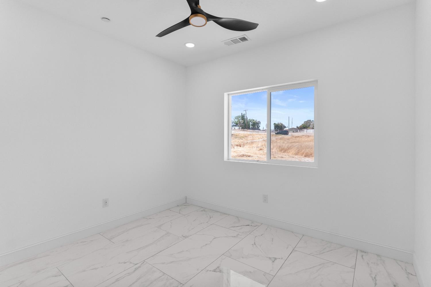 36950 Pauline Avenue Madera, CA 93636 - Photo 15 of 48 an empty room with a window