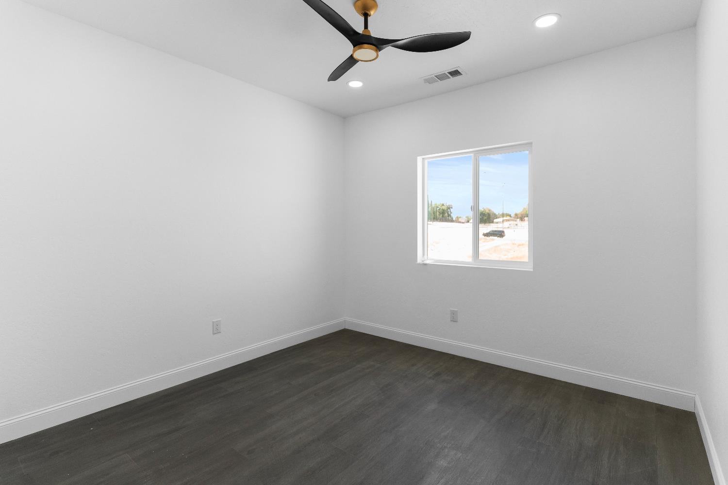 36950 Pauline Avenue Madera, CA 93636 - Photo 29 of 48 an empty room with a window