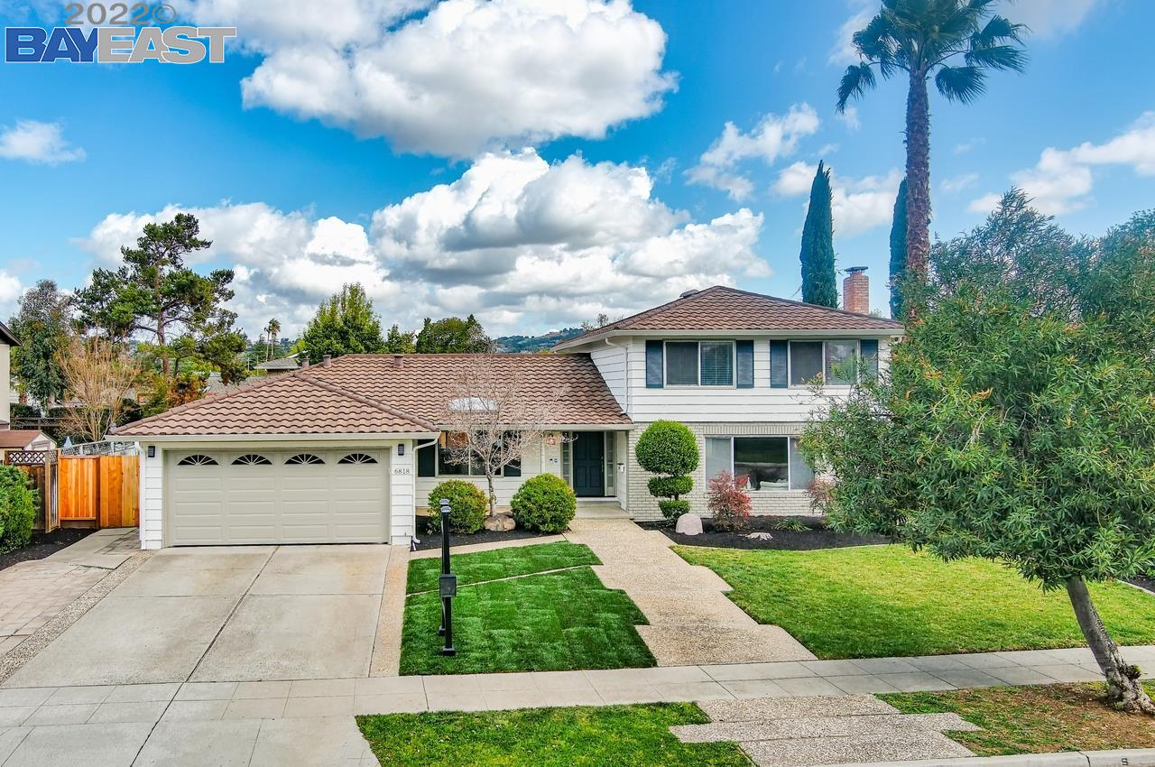 a view of house with garden and entertaining space